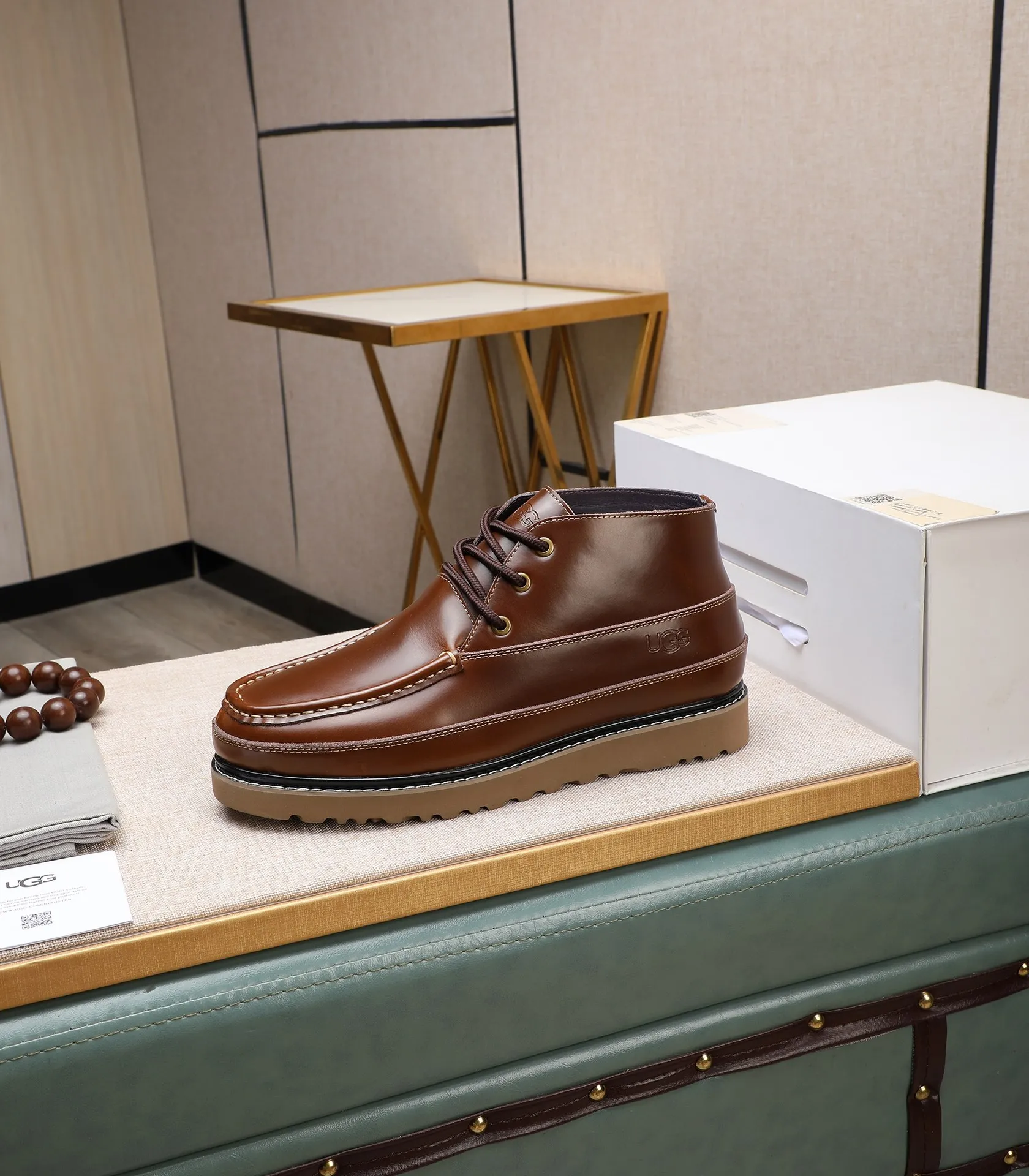 Men's shoes 💰600 (full genuine wool lining, 10% off for fake ones) Please note the quality of the original item and compare the thickness of the wool 🏮🏮 Popular UGG from Australia's warm luxury brand men's shoes, the official website is synchronized, Beckham men's style..., made of imported top-layer waxed cowhide, waxed toe cap, Australian real wool velvet lining Carefully sewn...Imported rubber Martin boots outsole (comfortable, soft, wear-resistant) The quality is really great...Exquisite workmanship, you can't put it down at first sight, size 38-44 (customized in 45)